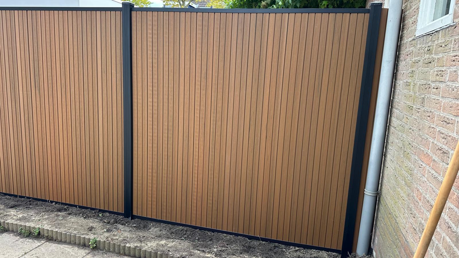 Exclusief Verticaal Composiet Schutting Rhombus Teak