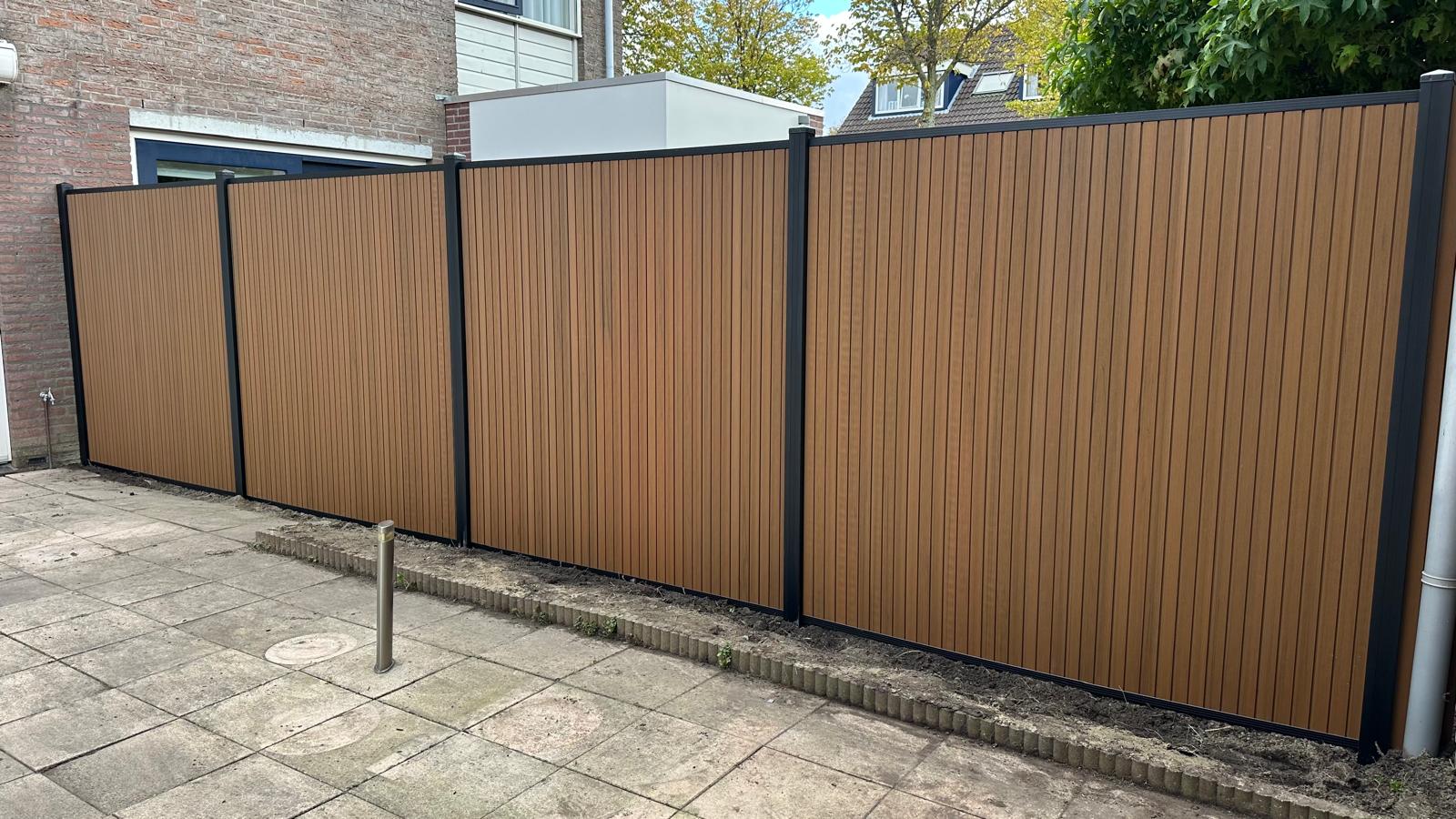 Exclusief Verticaal Composiet Schutting Rhombus Teak